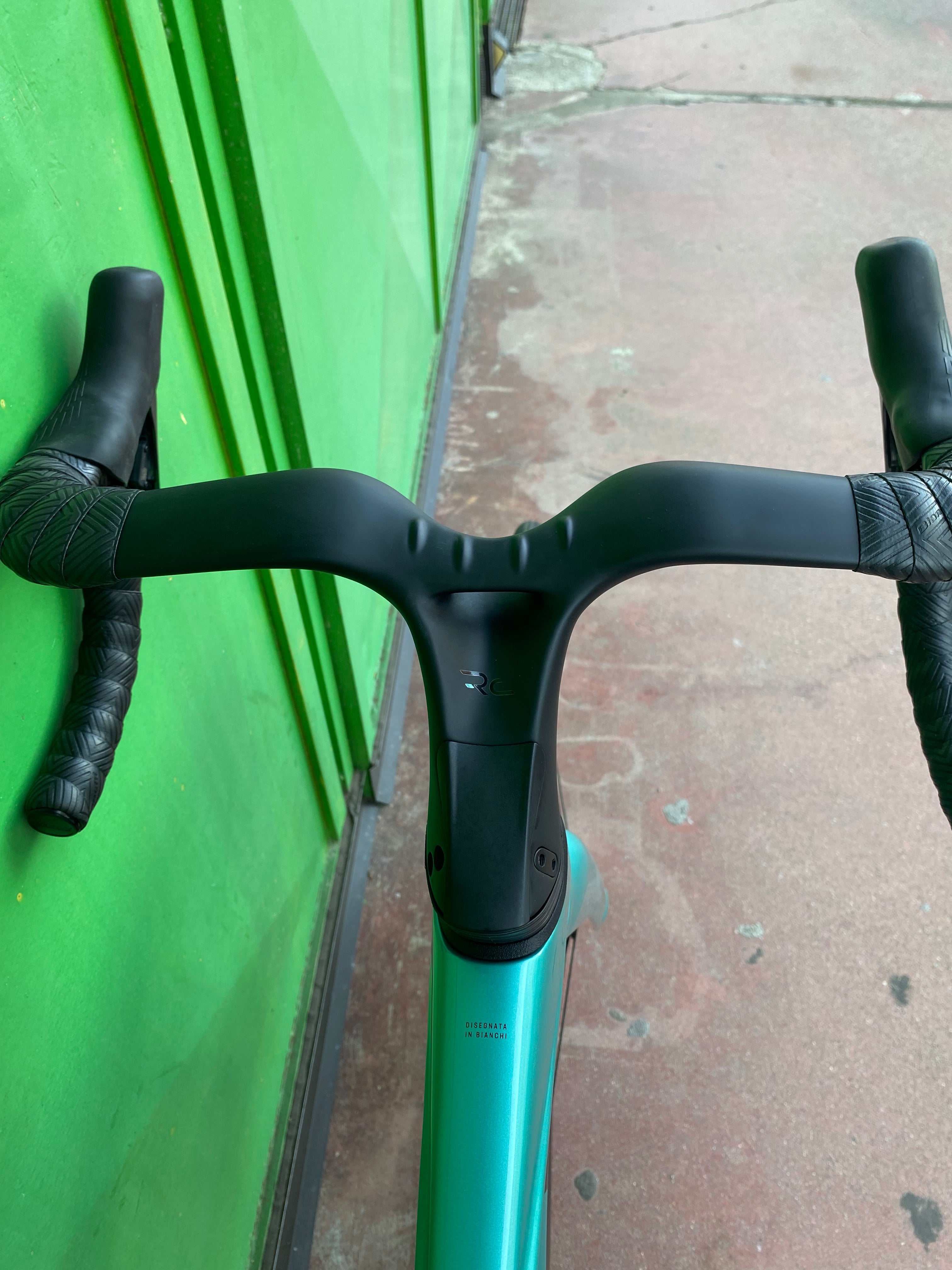 Bianchi Oltre Comp Ultegra Di2 avec guidon monocoque Oltre RC